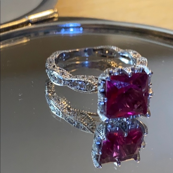 Jewelry - Gorgeous Pink Ring